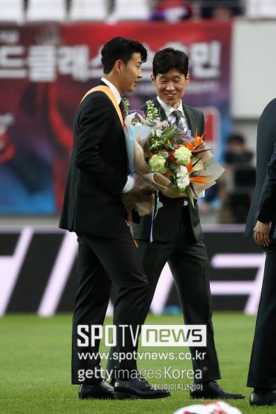 박지성 “2층 계단 못 올라가…열흘간 앉아만 있어야” 무릎 통증 딛고 ‘또’ 감동의 스프린트 할까, 맨유 전설들과 OGFC 결성→수원 레전드와 맞대결 