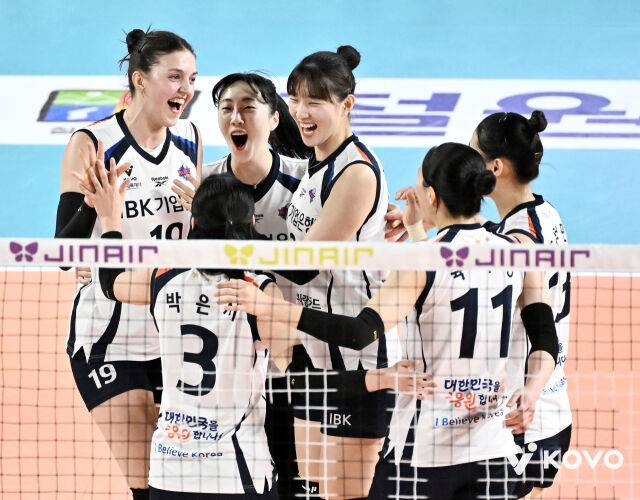 '4위 탈환' IBK 봄배구 희망의 불씨 계속...국내 5호 '수비 10,000개 성공' 황민경 선발 카드 통했다, 정관장에 셧아웃 승리 [MD대전]