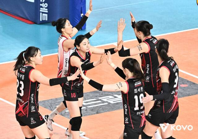 '4위 탈환' IBK 봄배구 희망의 불씨 계속...국내 5호 '수비 10,000개 성공' 황민경 선발 카드 통했다, 정관장에 셧아웃 승리 [MD대전]