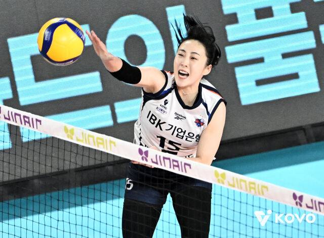'4위 탈환' IBK 봄배구 희망의 불씨 계속...국내 5호 '수비 10,000개 성공' 황민경 선발 카드 통했다, 정관장에 셧아웃 승리 [MD대전]