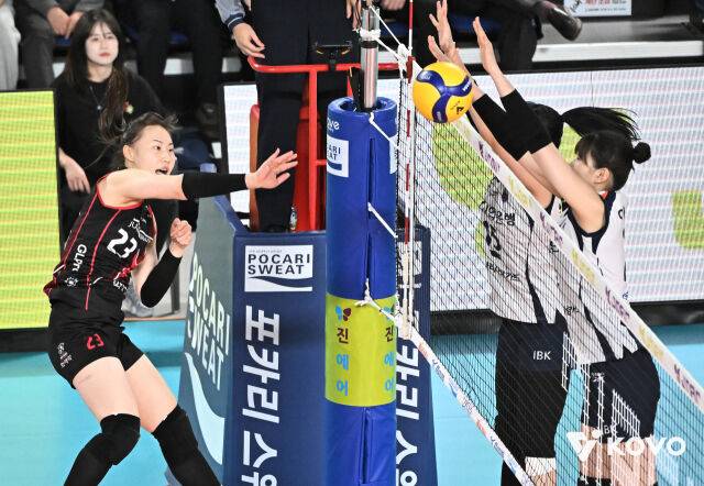 '4위 탈환' IBK 봄배구 희망의 불씨 계속...국내 5호 '수비 10,000개 성공' 황민경 선발 카드 통했다, 정관장에 셧아웃 승리 [MD대전]