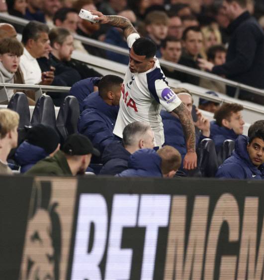 손흥민 없는 토트넘, 완전히 난장판...감독 악수 무시→팬들과 대립→이번엔 교체 불만 폭발, 팬들