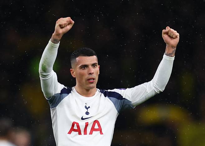 손흥민 없는 토트넘, 완전히 난장판...감독 악수 무시→팬들과 대립→이번엔 교체 불만 폭발, 팬들