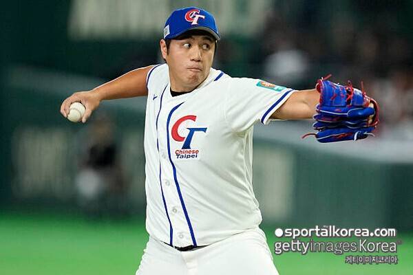 '경기 도중 눈물 펑펑' 日에 무릎 꿇은 대만 감독,