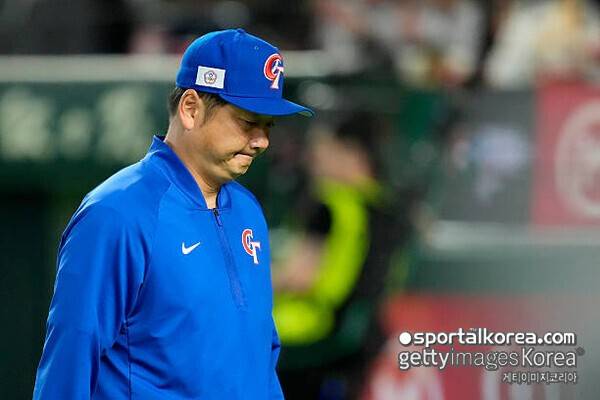 '경기 도중 눈물 펑펑' 日에 무릎 꿇은 대만 감독,