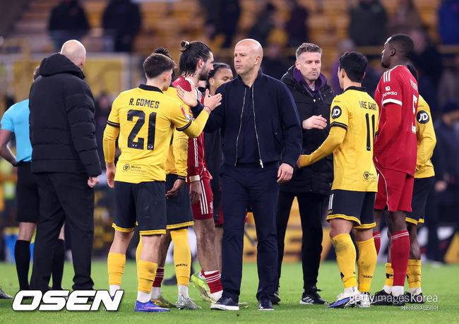 복귀골→울버햄튼 탈출골 되나.. '교체 투입 후 시즌 3호골' 황희찬, 부상+슈퍼카 논란 딛고 리버풀전 존재감 폭발