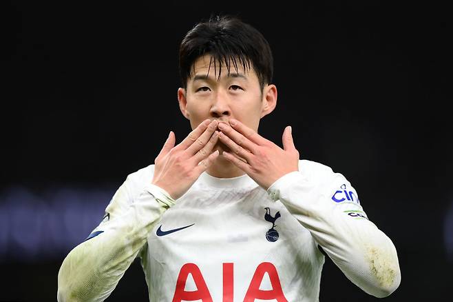 “하락세 접어든 손흥민 이젠 녹슬었다, 더는 핵심 선수 아냐” 혹평할 땐 언제고…‘강등 위기’ 직면한 토트넘 뒤늦은 후회 “SON 공백 뼈저리게 느끼고 있어”