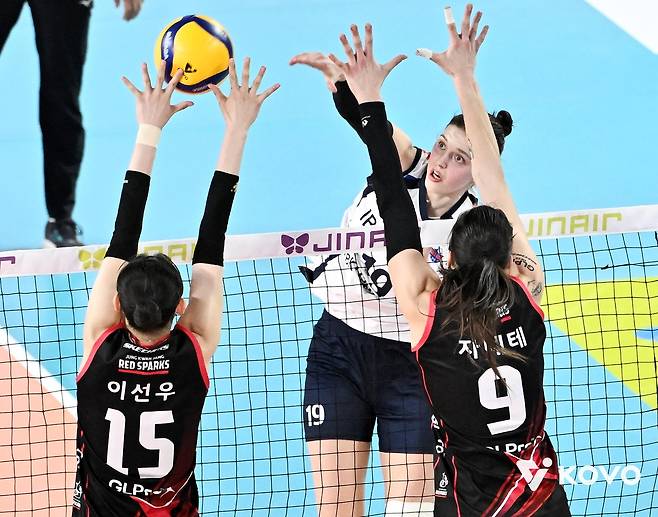 여자배구 사상 첫 준PO '솔솔'…기업은행·GS도 봄배구 '희망'
