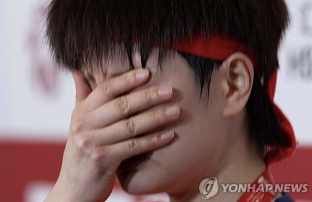 '안세영에 10연패' 왕즈이, 일본 아이돌 간신히 제압…日 세계챔피언과 4강 격돌 [전영 오픈]