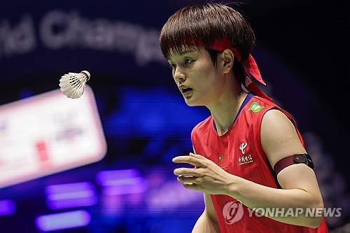 '안세영에 10연패' 왕즈이, 일본 아이돌 간신히 제압…日 세계챔피언과 4강 격돌 [전영 오픈]