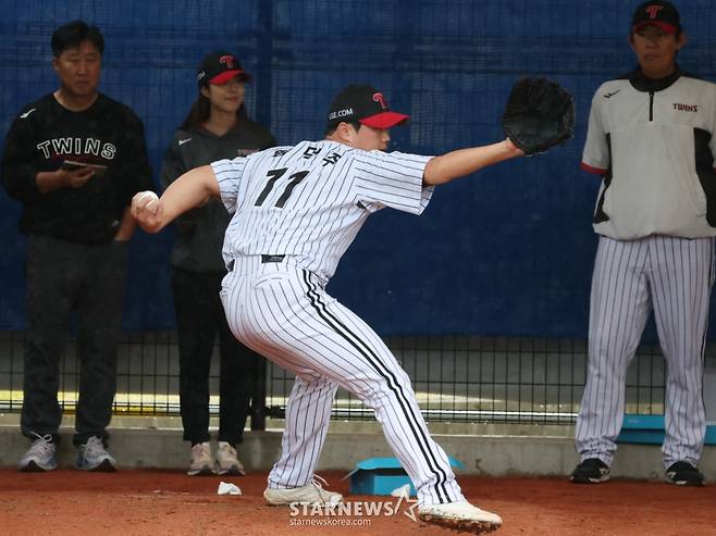 '삼진-삼진-삼진' FA 앞둔 LG 필승조 '심상치 않다', 벌써 141㎞ 쾅! 사령탑 기대도 커진다
