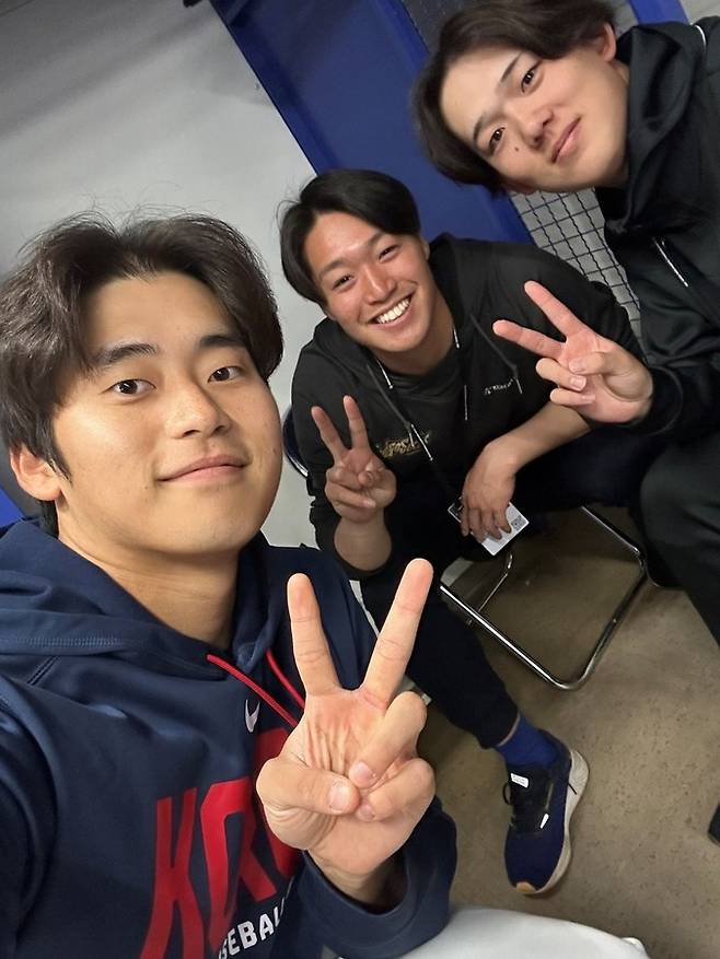 “오늘은 한국 응원한다”는 일본인이 있다… 국적 뛰어넘은 남다른 동료애, 원팀으로 뭉쳤다