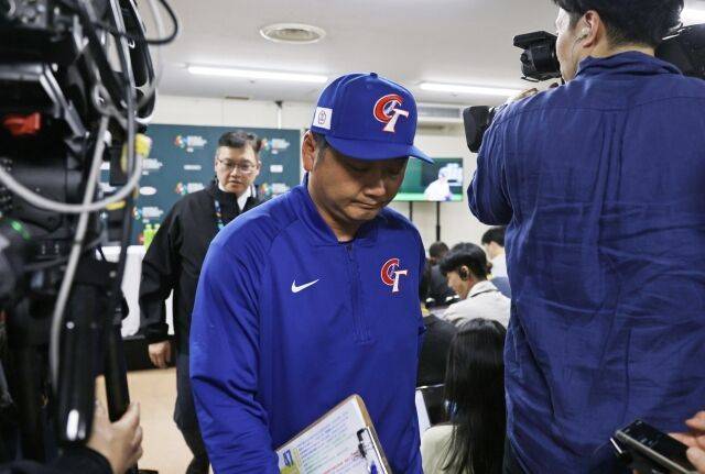 타선은 1안타, 투수진은 13실점→경기 도중 감독 눈물까지…