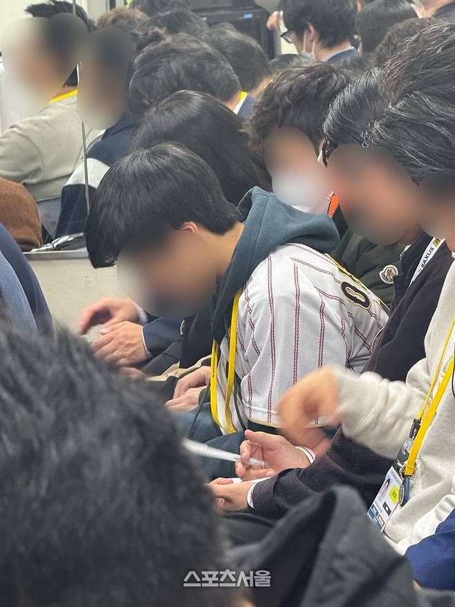 ‘예의가 없네’ 류지현호 인터뷰장에 ‘日 유니폼’ 입고 나타난 일본 기자→상대국 향한 ‘배려’ 어디에 [SS도쿄in]