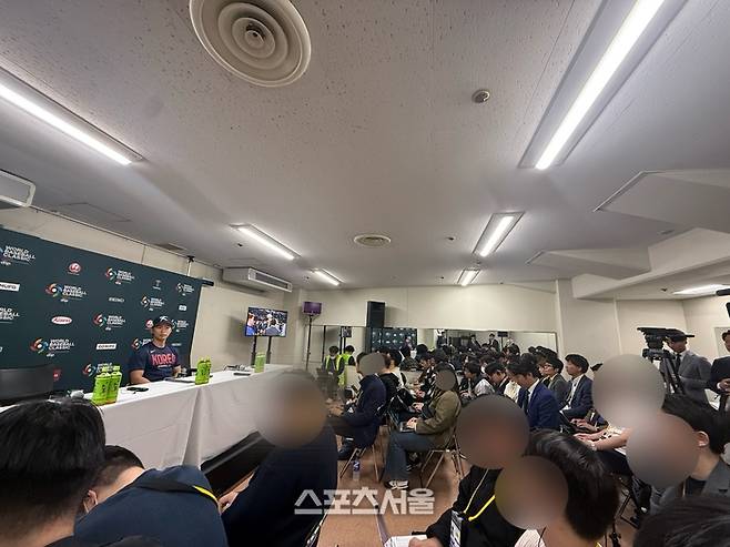 ‘예의가 없네’ 류지현호 인터뷰장에 ‘日 유니폼’ 입고 나타난 일본 기자→상대국 향한 ‘배려’ 어디에 [SS도쿄in]