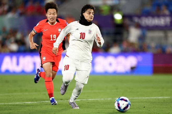 한국전 국가 연주 때 침묵한 이란 女 선수단...