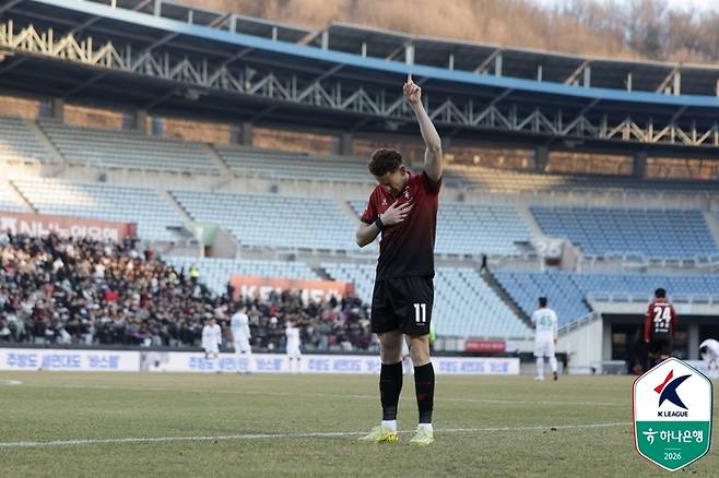 ‘통한의 추가시간 실점’ 다잡았던 ‘대어’ 놓쳤다…역사적인 1부 홈 개막전 ‘매진’ 부천, 대전과 1-1 무승부[현장리뷰]