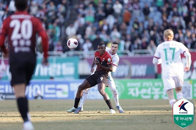 ‘통한의 추가시간 실점’ 다잡았던 ‘대어’ 놓쳤다…역사적인 1부 홈 개막전 ‘매진’ 부천, 대전과 1-1 무승부[현장리뷰]