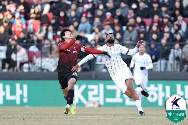 ‘통한의 추가시간 실점’ 다잡았던 ‘대어’ 놓쳤다…역사적인 1부 홈 개막전 ‘매진’ 부천, 대전과 1-1 무승부[현장리뷰]