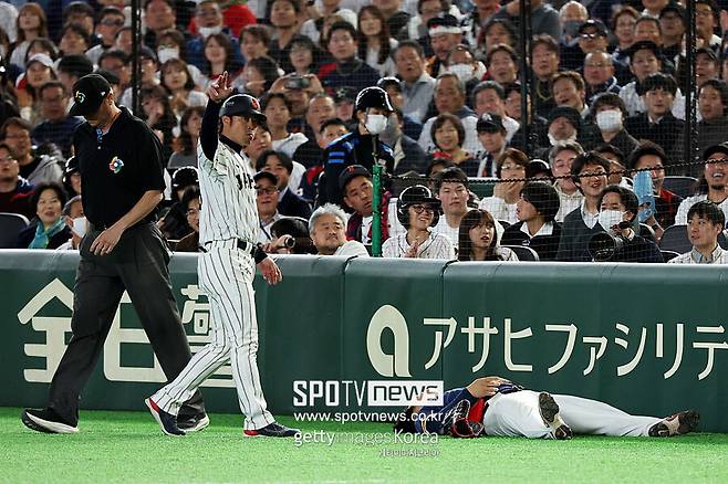 문보경 쓰러지자 바로 달려간 日 코치…