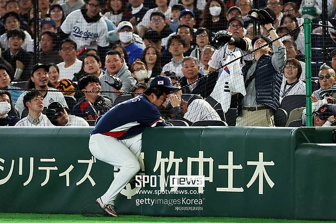 문보경 쓰러지자 바로 달려간 日 코치…