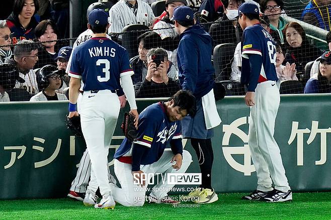 문보경 쓰러지자 바로 달려간 日 코치…