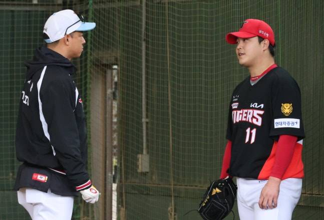 FA 미아 위기→극적 계약 타결...KIA '10억+지명권 2장' 주고 데려온 필승조, 캠프 MVP 선정! '28홀드' 작년보다 더 기대되는 이유