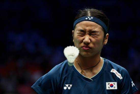 '아' 안세영, 안 풀리네…라이벌 천위페이와 빅매치, 1게임 20-22 내줬다→전영 오픈 결승행 '안개 속'