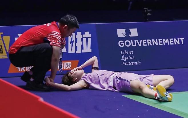 [속보] 충격! '사실상 결승' 안세영에 끝내 무너졌다…20-22→21-9→21-12 짜릿한 뒤집기 쇼! 안세영, 韓 최초 '전영오픈 2연패 성큼'