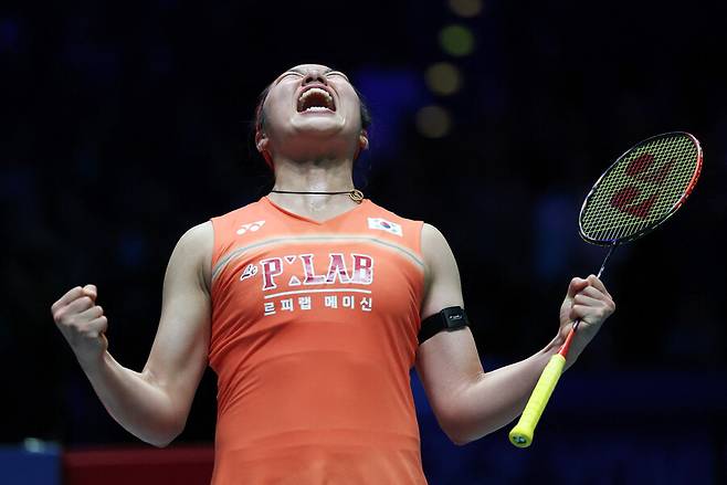 [전영오픈] 안세영, 20-22 천위페이에 결국 무너졌다…우승 실패 첫 흐름→2게임부터 환상 뒤집기쇼 21-9→21-12 대역전 ‘결승 진출’