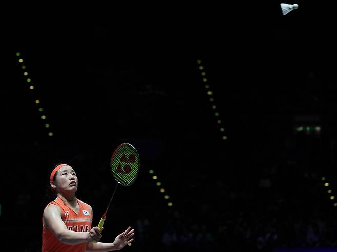 [전영오픈] 안세영, 20-22 천위페이에 결국 무너졌다…우승 실패 첫 흐름→2게임부터 환상 뒤집기쇼 21-9→21-12 대역전 ‘결승 진출’