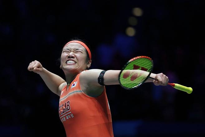 [전영오픈] 안세영, 20-22 천위페이에 결국 무너졌다…우승 실패 첫 흐름→2게임부터 환상 뒤집기쇼 21-9→21-12 대역전 ‘결승 진출’