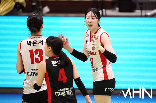 아! '양효진 은퇴' 현대건설, 조이 빠진 페퍼저축은행에 또 덜미...시즌 전적 1승5패로 마감