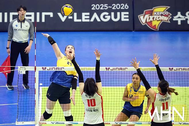 아! '양효진 은퇴' 현대건설, 조이 빠진 페퍼저축은행에 또 덜미...시즌 전적 1승5패로 마감