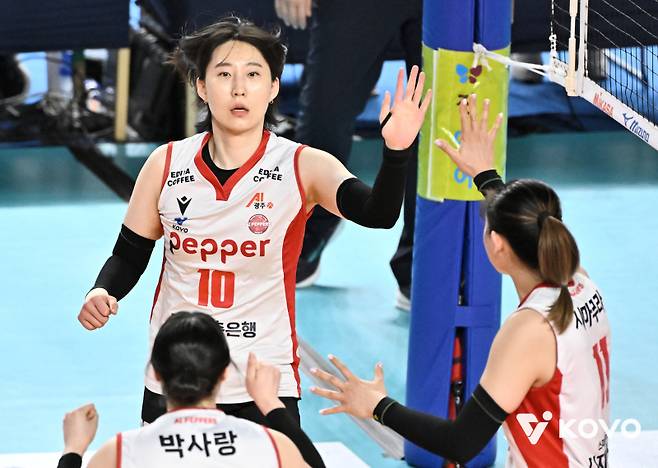 눈물 쏟은 박정아…페퍼 장소연 “허벅지 올라왔다…무릎도 좋지 않아” [쿠키 현장]