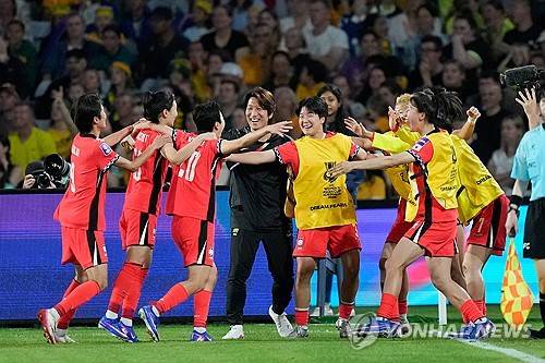 비즈니스 그만 얘기해!…한국 여자축구, '세계 4강' 호주와 3-3 무승부 쾌거!→아시안컵 A조 1위 확정