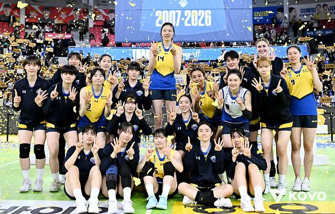 여자배구 '블로퀸' 양효진, 눈물의 작별…