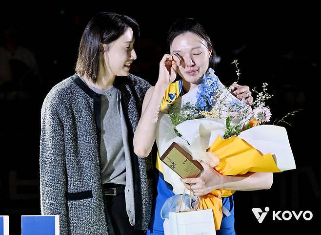 여자배구 '블로퀸' 양효진, 눈물의 작별…