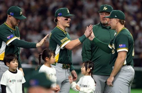 한국 야구, 경우의 수 아직 살아있다...호주, 일본에 역전패