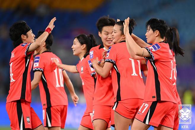 비행기 비즈니스석 요구·프라다 단복 논란 속 거센 비판에도…韓 여자축구, 예상 뒤집고 아시안컵 A조 1위로 8강 진출 [오피셜]