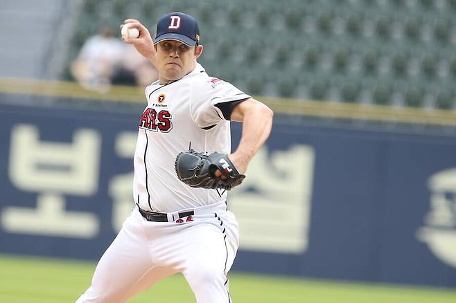 前 두산 투수의 비극, 37세에 희귀병 수술이라니… 심하면 손가락 괴사, 이대로 꿈 사라지나