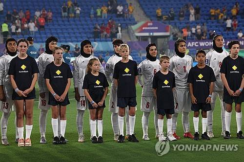 '사형 위기' 이란 여자대표팀, 버스에서 SOS 보냈다…시위대 200명 버스 에워싸고