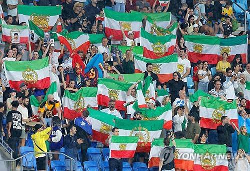 '사형 위기' 이란 여자대표팀, 버스에서 SOS 보냈다…시위대 200명 버스 에워싸고