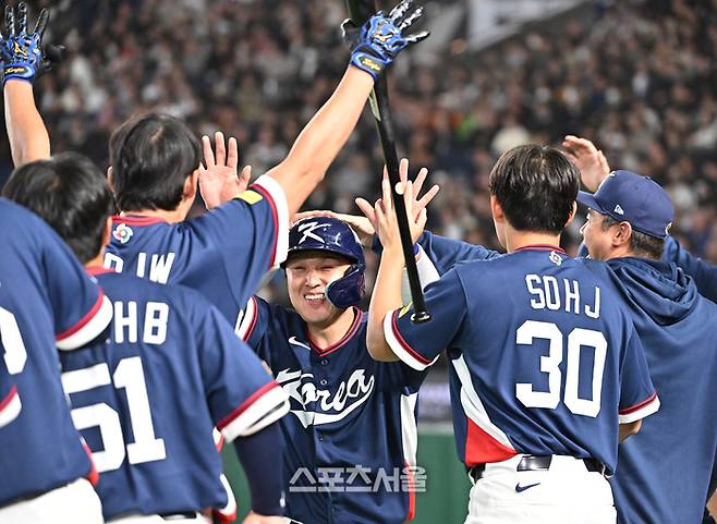 ‘진짜 눈물 펑펑’ 도쿄돔의 기적! 류지현호, 호주에 7-2 승리→가혹한 ‘경우의 수’ 뚫고 17년 만에 8강 진출 성공 [SS도쿄in]