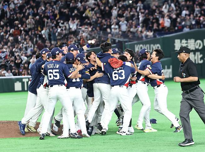 이정후의 미친 슬라이딩캐치, 기적 같은 9회…한국 야구, 17년 만에 WBC 8강 진출 대성공