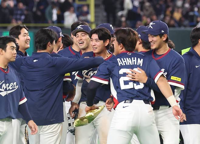 이정후의 미친 슬라이딩캐치, 기적 같은 9회…한국 야구, 17년 만에 WBC 8강 진출 대성공