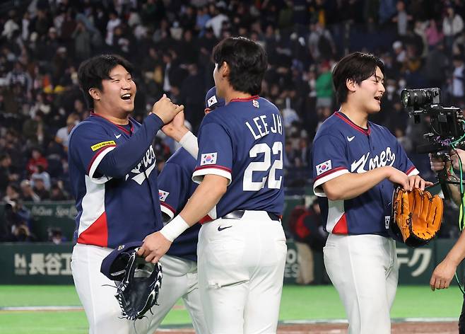 이정후의 미친 슬라이딩캐치, 기적 같은 9회…한국 야구, 17년 만에 WBC 8강 진출 대성공