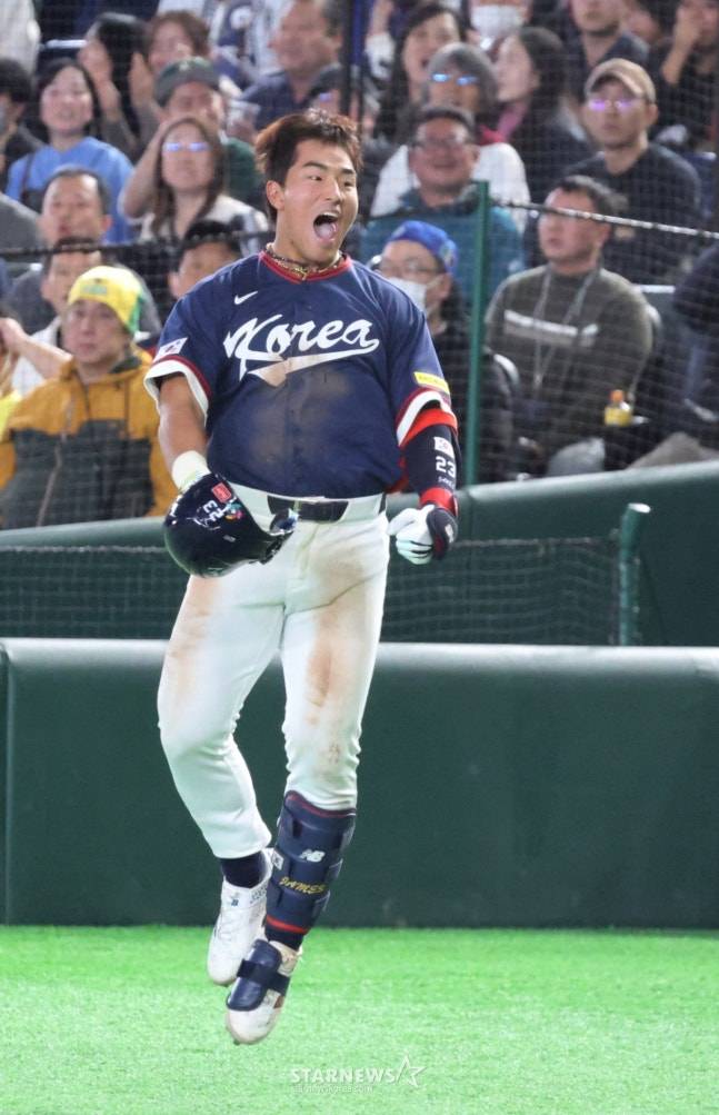 '마침내 기적이!' 한국, 8강 마이애미 간다→호주 7-2 완파, 9회 안현민 천금 희생타+문보경 4타점 맹타 [도쿄 현장리뷰]