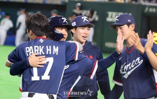 '마침내 기적이!' 한국, 8강 마이애미 간다→호주 7-2 완파, 9회 안현민 천금 희생타+문보경 4타점 맹타 [도쿄 현장리뷰]