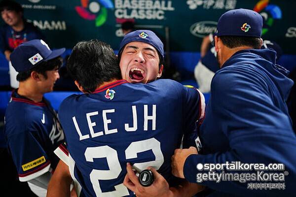 한국 승리에 일본인도 눈물 '뚝뚝'...韓 기적의 8강 드라마에 日도 울었다